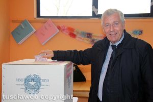 Referendum - Il sindaco Leonardo Michelini vota alla sezione di santa Lucia