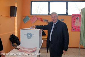 Referendum - Il sindaco Leonardo Michelini vota alla sezione di santa Lucia