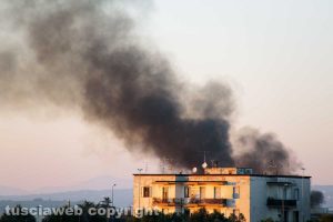 Viterbo - Incendio in strada Castiglione