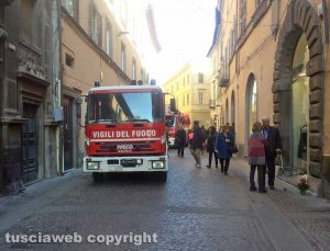 Viterbo - Piovono calcinacci su corso Italia - L'intervento dei vigili del fuoco