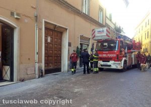 Viterbo - Piovono calcinacci su corso Italia - L'intervento dei vigili del fuoco