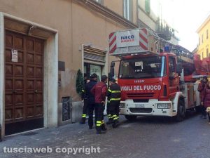Viterbo - Piovono calcinacci su corso Italia - L'intervento dei vigili del fuoco