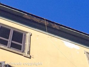 Viterbo - Piovono calcinacci su corso Italia