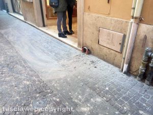 Viterbo - Piovono calcinacci su corso Italia