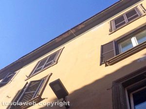 Viterbo - Piovono calcinacci su corso Italia