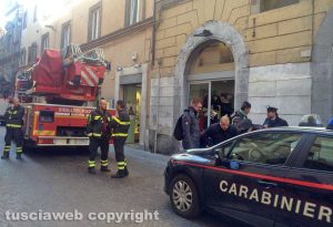 Viterbo - Piovono calcinacci su corso Italia - L'intervento di vigili del fuoco e carabinieri