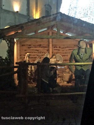 Viterbo - Ragazzi nel presepe di piazza del Comune