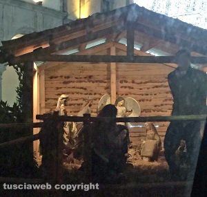 Viterbo - Ragazzi nel presepe di piazza del Comune