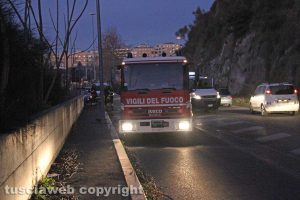 Viterbo - Porsche abbatte un palo e si schianta contro un muro di cemento
