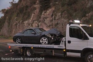 Viterbo - Porsche abbatte un palo e si schianta contro un muro di cemento