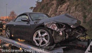 Viterbo - Porsche abbatte un palo e si schianta contro un muro di cemento