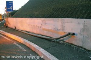 Viterbo - Porsche abbatte un palo e si schianta contro un muro di cemento