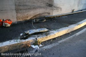 Viterbo - Porsche abbatte un palo e si schianta contro un muro di cemento