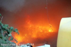 Viterbo - Incendio di rifiuti in strada Castiglione