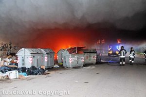 Viterbo - Incendio di rifiuti in strada Castiglione
