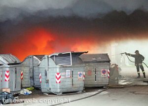 Viterbo - Incendio di rifiuti in strada Castiglione