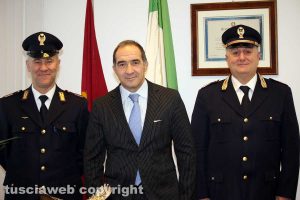 Il questore Lorenzo Suraci con due agenti
