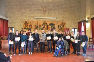 Tarquinia - Il sindaco Mazzola, l'assessore Celli e il consigliere Gentili con gli studenti premiati