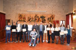 Tarquinia - L'assessore Celli, il sindaco Mazzola, il consigliere Gentili e gli studenti premiati nella scorsa edizione