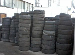 Alcuni pneumatici accumulati nello spazio esterno di un gommista