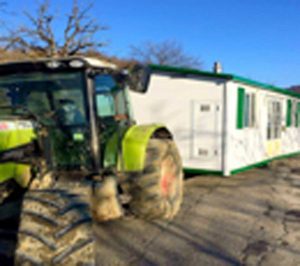 Un modulo abitativo arredato a una famiglia di allevatori