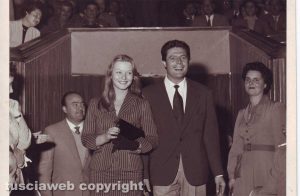 Marcello Mastroianni e Marina Vlady all'ingresso del Cinema Genio