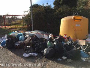 Viterbo - La discarica a cielo aperto in strada Castiglione