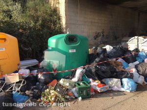 Viterbo - La discarica a cielo aperto in strada Castiglione