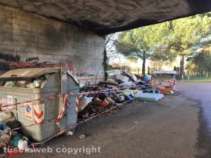 Viterbo - La discarica a cielo aperto in strada Castiglione