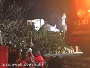 Acilia - Crolla palazzina - L'intervento dei vigili del fuoco