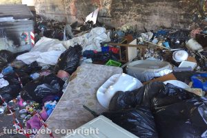 Viterbo - I rifiuti lungo strada Castiglione