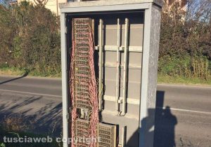 Tuscania - Cabina di cablaggi telefonici aperta in località Perazzetta
