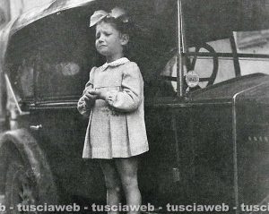 Viterbo - Come eravamo 1945 - La piccola Ivana sulla macchina