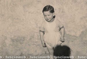 Viterbo - Come eravamo 1954 - Un bimbo in via del Gallo