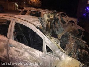 Tarquinia - Due auto distrutte dalle fiamme 