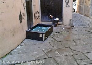 Viterbo - Via dell'Archetto - cestino divelto e biliardino a terra