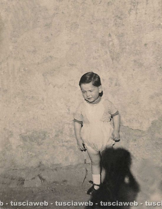 Viterbo - Come eravamo 1954 - Un bimbo in via del Gallo