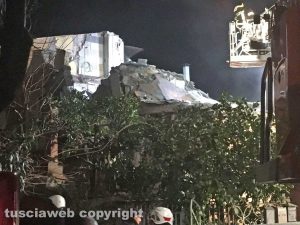 Acilia - Crolla palazzina - L'intervento dei vigili del fuoco