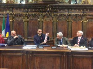 Viterbo - Bonucci riceve la cravatta del Sodalizio dei facchini di santa Rosa
