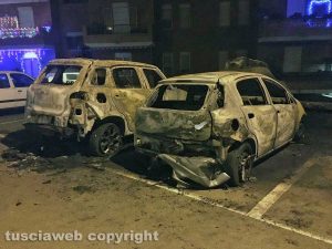 Due auto distrutte dalle fiamme - Foto di repertorio