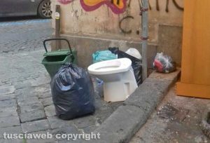 Viterbo - Water abbandonato in via delle Piagge