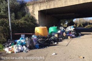Viterbo - I rifiuti lungo strada Castiglione