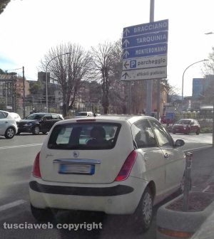 Viterbo - Via A. Diaz - Macchina parcheggiata sul marciapiede