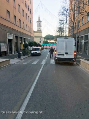 Viterbo - Via Marconi - Veicoli in sosta vietata