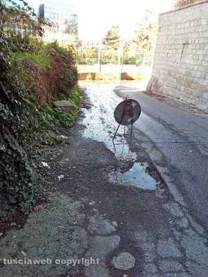 Viterbo - Liquido fognario nei pressi della Torre di S. Biele