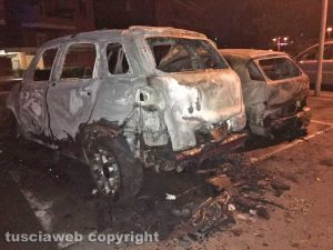 Tarquinia - Due auto distrutte dalle fiamme 