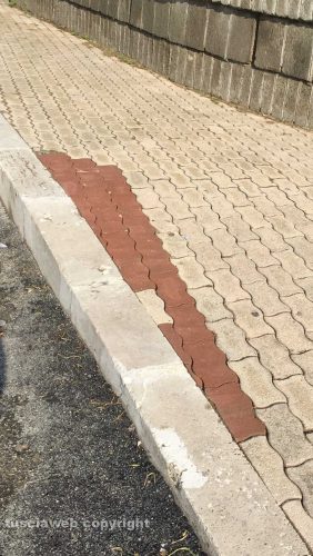 Viterbo - Piazza dei Caduti - Marciapiede con mattoni diversi