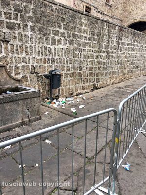 Viterbo - Spazzatura fuori dai cestini a San Pellegrino