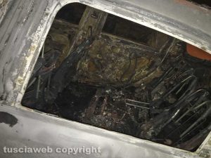 Tarquinia - Due auto distrutte dalle fiamme 