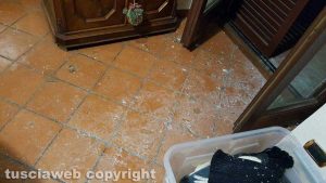 Capodimonte - I vetri rotti nella casa oggetto di furto 
